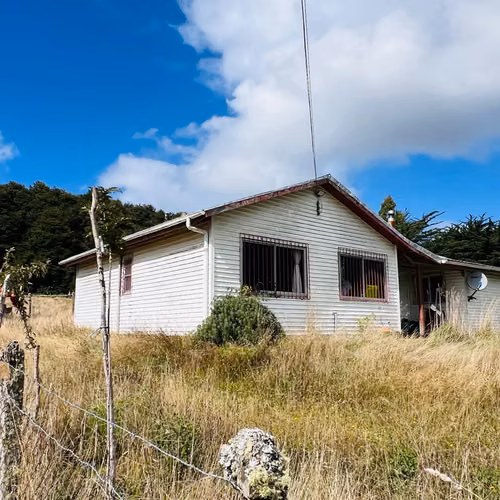 Parcela 1,35 ha con casa + galpón comercial | Orilla de carretera | Los Muermos | Alta plusvalía
