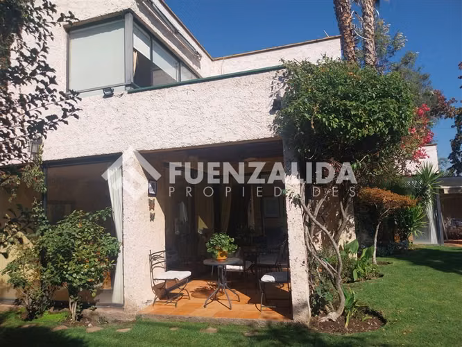 Casa en venta de 4 Dorm. mas servicios, La Reina UF 14.500.-