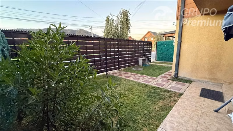 Amplia Casa 4D 3B en Venta en Melipilla