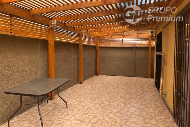 Amplia Casa 4D 3B en Venta en Melipilla