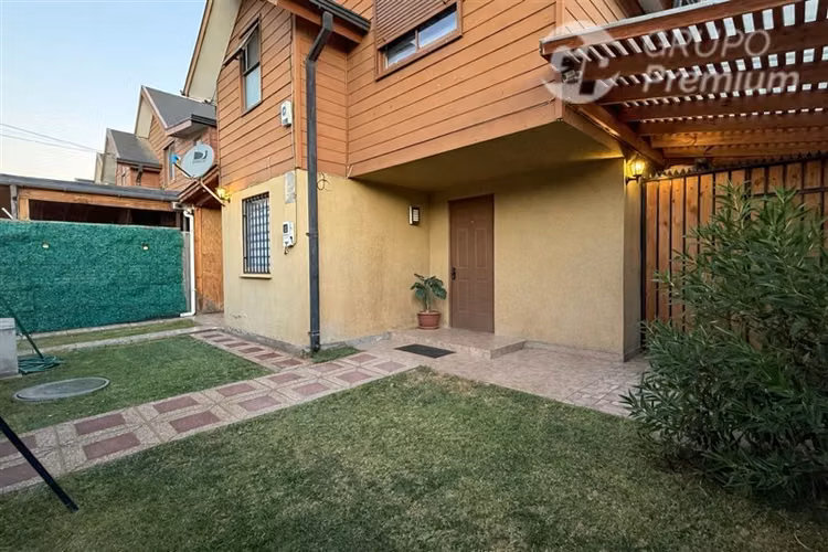 Amplia Casa 4D 3B en Venta en Melipilla