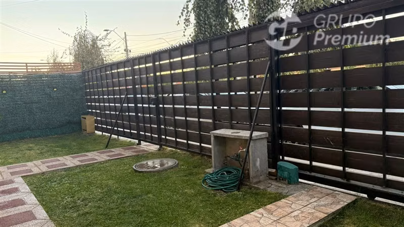 Amplia Casa 4D 3B en Venta en Melipilla