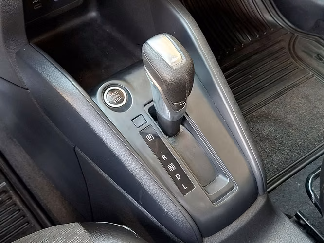 NISSAN KICKS 2025