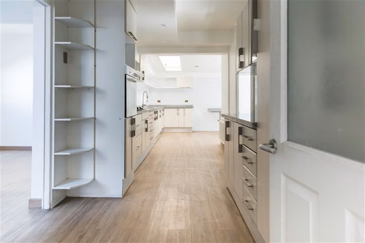 Casa en venta de 4 dorm. en Las Condes amplia cocina comedor