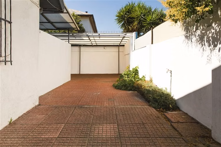 Casa en venta de 4 dorm. en Las Condes amplia cocina comedor