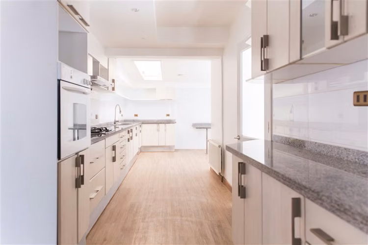 Casa en venta de 4 dorm. en Las Condes amplia cocina comedor