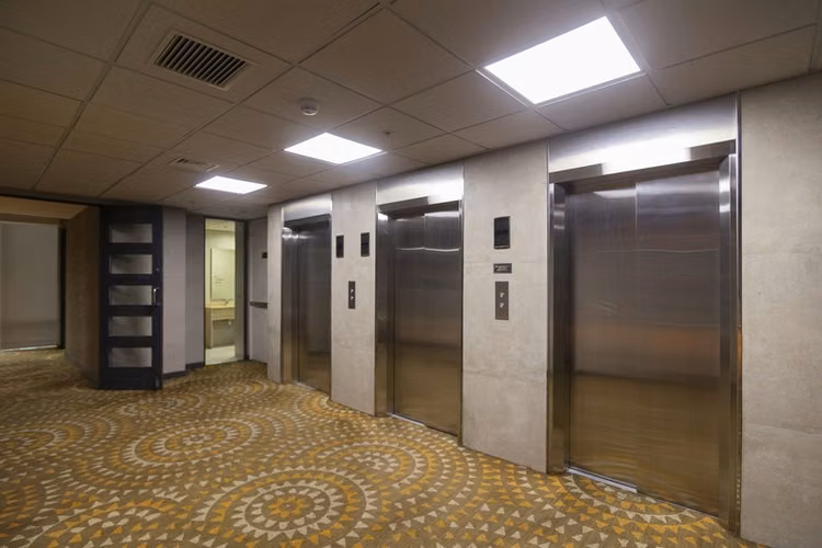 Oficina en arriendo en Vitacura / Kennedy