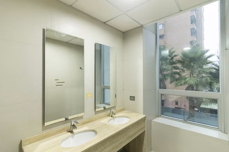 Oficina en arriendo en Vitacura / Kennedy