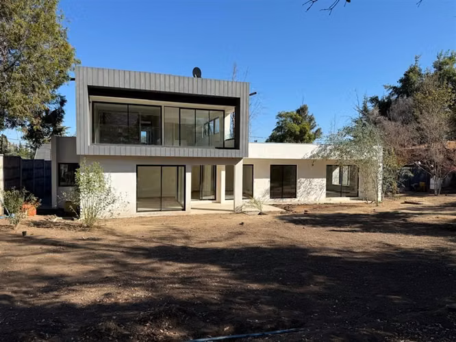 NUEVA CASA LA REINA ALTA