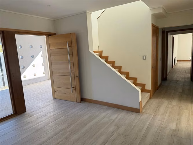 NUEVA CASA LA REINA ALTA