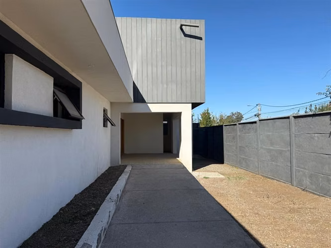 NUEVA CASA LA REINA ALTA
