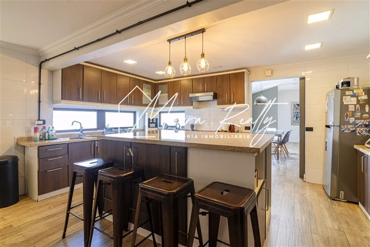 Casa en venta de 5 dorm en suit. en Lo Barnechea !.