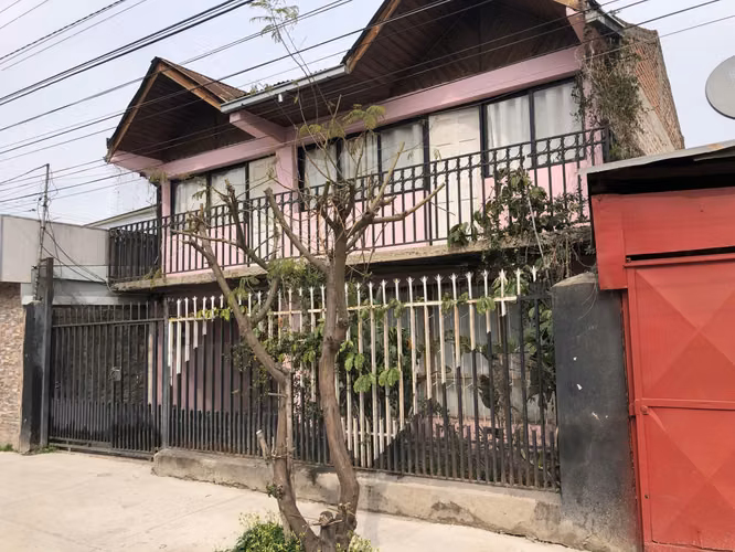 VENDE CASA 5 DORM, 2 BAÑOS, 1 CUADRA METRO COPA L.M. EL BOSQUE