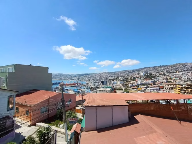 SE VENDE HOSTAL SEMI NUEVO EN CERRO ARTILLERÍA VALPARAISO