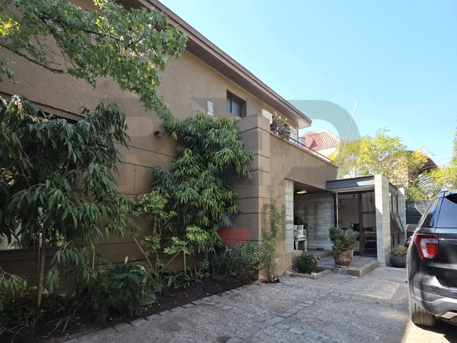 En venta espectacular casa con jardín en Barrio El  Golf