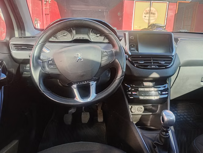 PEUGEOT 208 SIGNATURE BLUEHDI 1.5 / AÑO  KILOMETROS / EXCELENTE ESTADO