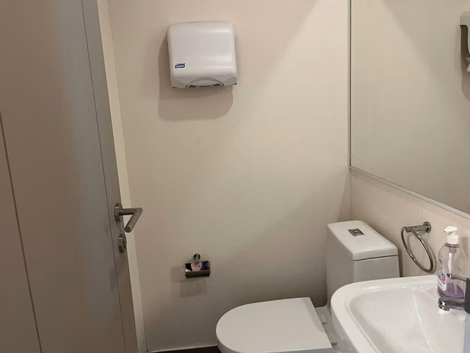 Oficina 1 privado mas recepción en arriendo, Edificio Contemporáneo, Viña del Mar