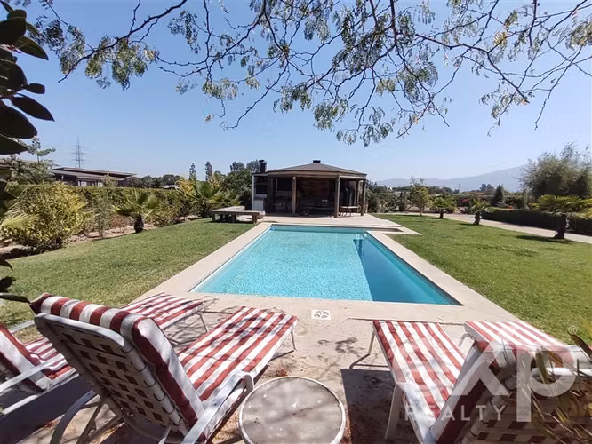 Parcela arrienda en Olmué. Casa con 5d y 4b. Piscina Quincho