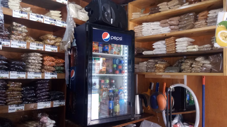 OFERTA OFERTA....Se traspasa atractivo y céntrico local comercial de Frutos Secos
