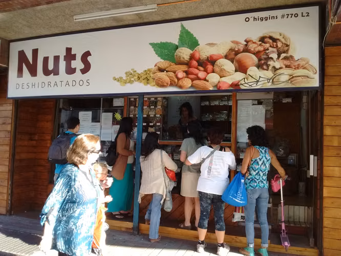 OFERTA OFERTA....Se traspasa atractivo y céntrico local comercial de Frutos Secos