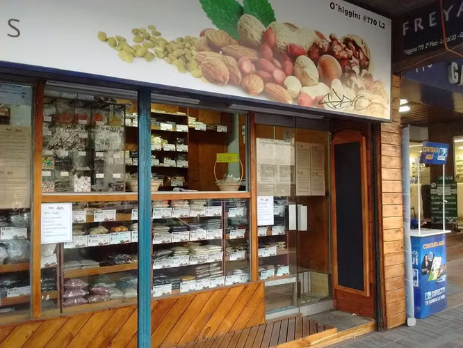 OFERTA OFERTA....Se traspasa atractivo y céntrico local comercial de Frutos Secos