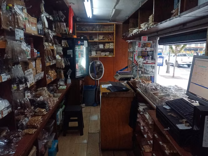 OFERTA OFERTA....Se traspasa atractivo y céntrico local comercial de Frutos Secos