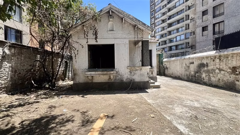 LOCAL COMERCIAL Entre Av. Santo Dumont y la calle maestra lidia torres