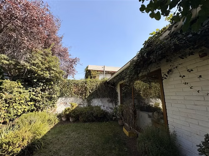 Oportunidad en La Dehesa: casa con amplio jardín.