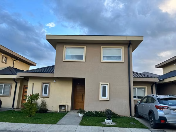 SE VENDE EXCELENTE CASA, SEMI – NUEVA CONDOMINIO PARQUE ANTUMALAL, TEMUCO.