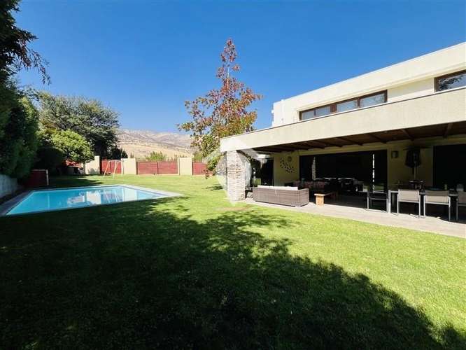 Casa en arriendo de 5D, Subterraneo NO PERIMETRAL. Chicureo.