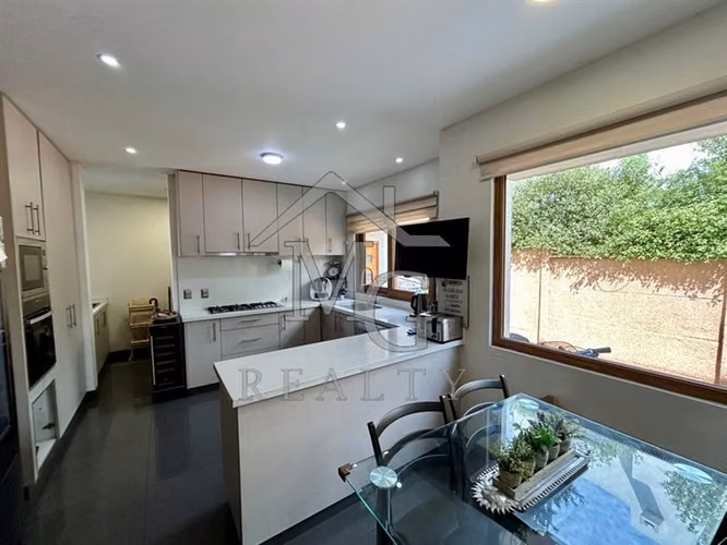 Casa en venta de 5 dorm. en piedra Roja Chicureo Colina