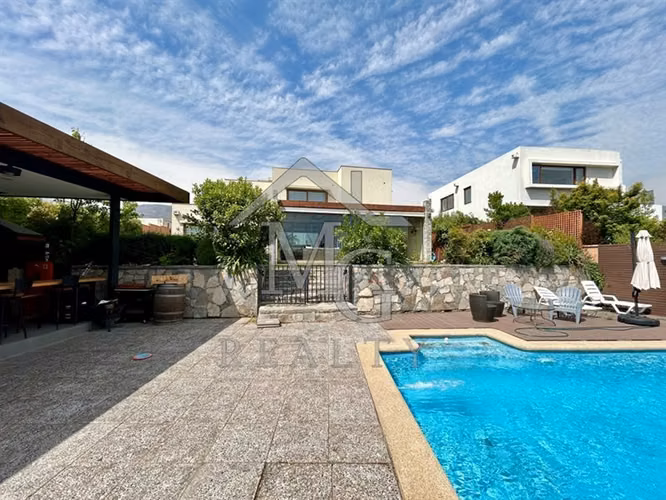 Casa en venta de 5 dorm. en piedra Roja Chicureo Colina