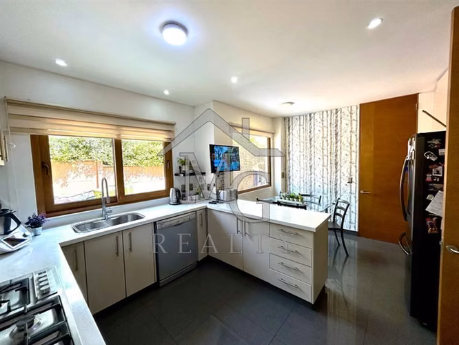 Casa en venta de 5 dorm. en piedra Roja Chicureo Colina
