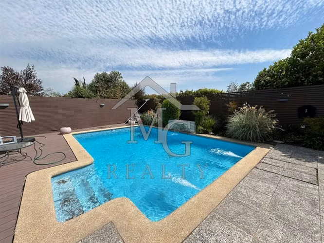 Casa en venta de 5 dorm. en piedra Roja Chicureo Colina