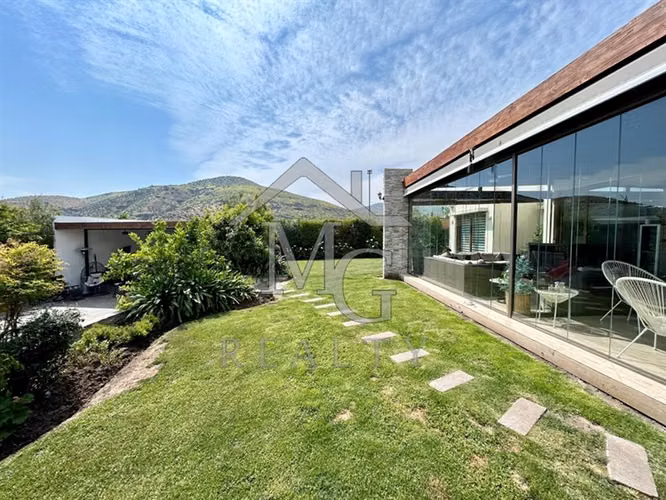 Casa en venta de 5 dorm. en piedra Roja Chicureo Colina