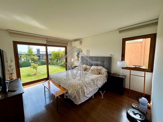Casa en venta de 5 dorm. en piedra Roja Chicureo Colina