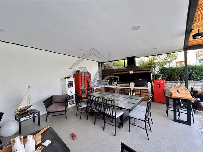 Casa en venta de 5 dorm. en piedra Roja Chicureo Colina