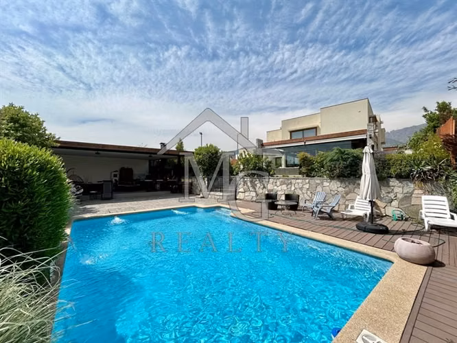 Casa en venta de 5 dorm. en piedra Roja Chicureo Colina