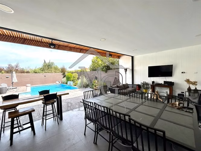 Casa en venta de 5 dorm. en piedra Roja Chicureo Colina