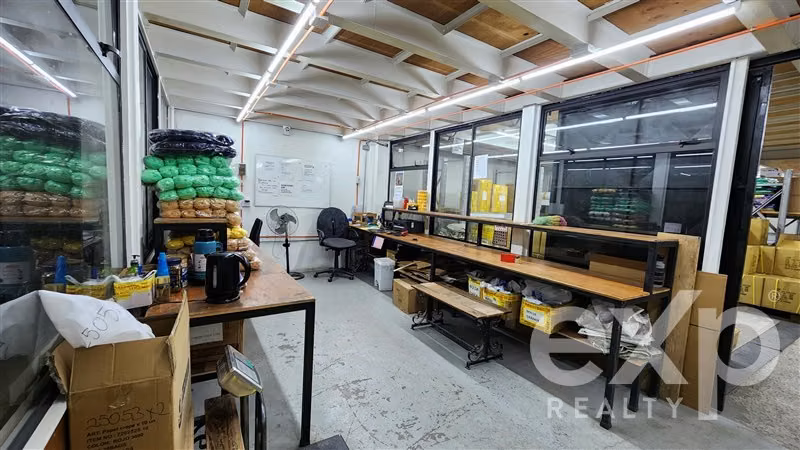 Edificio Comercial con bodegas venta en Santiago