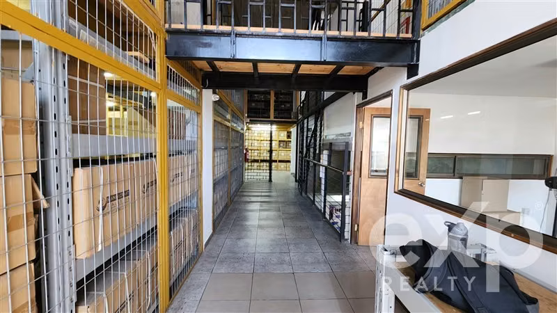 Edificio Comercial con bodegas en arriendo en Santiago