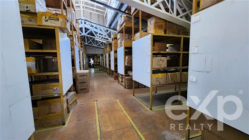 Edificio Comercial con bodegas en arriendo en Santiago