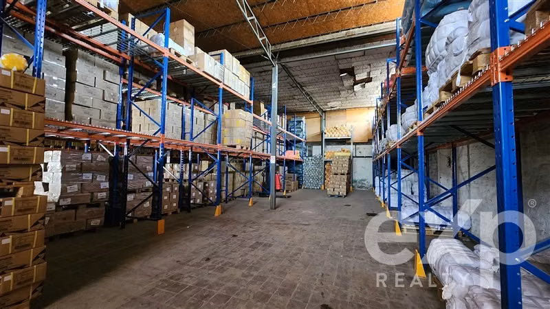 Edificio Comercial con bodegas en arriendo en Santiago