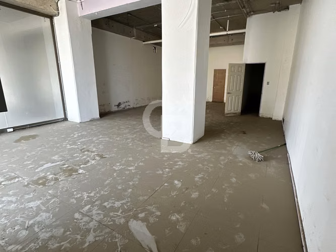 Locales de planta libre en Strip Center