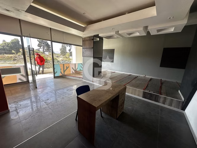 Locales de planta libre en Strip Center