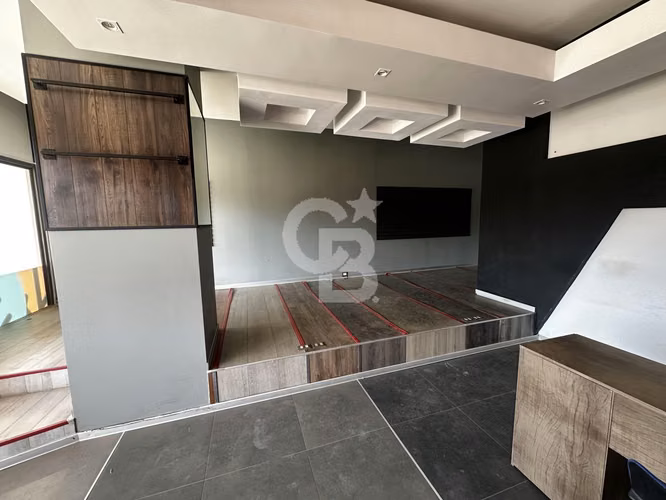 Locales de planta libre en Strip Center