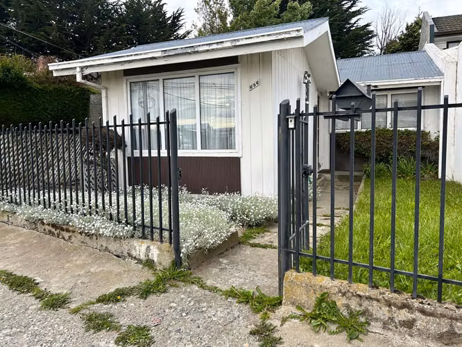VENDO HERMOSA CASA CON AMPLIO TERRENO EN CALLE MIRAFLORES