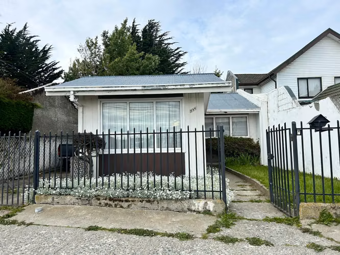 VENDO HERMOSA CASA CON AMPLIO TERRENO EN CALLE MIRAFLORES - Imagen 2