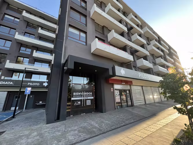 Rebajado. Arriendo departamento, 3 dormitorios, 2 baños, 2 estacionamientos y bodega.