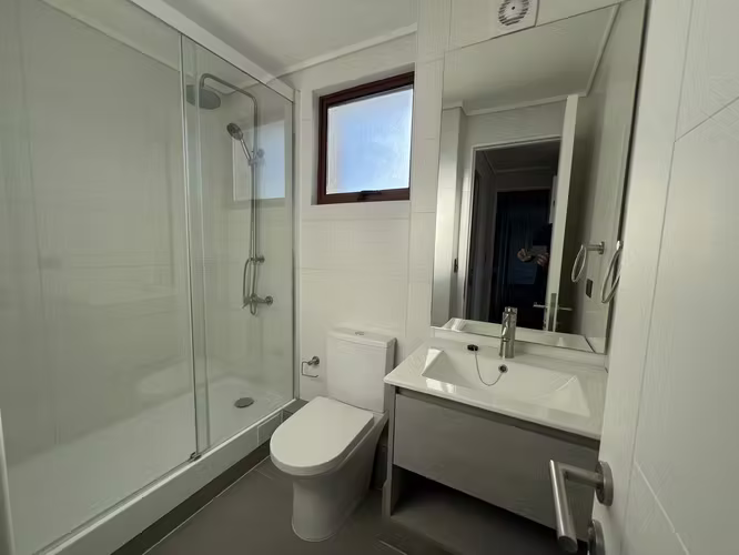 Rebajado. Arriendo departamento, 3 dormitorios, 2 baños, 2 estacionamientos y bodega.